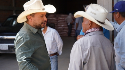 Municipio de Ocampo entrega semilla de avena forrajera a 52 productores agrícolas.