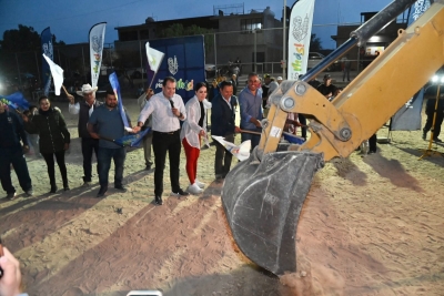 PRESIDENTE MUNICIPAL ARRANCA EMPASTADO DE LA CANCHA DE FÚTBOL EN LA LINDAVISTA