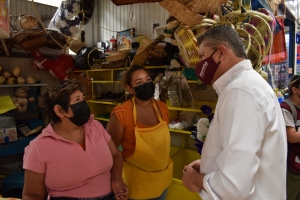 Ricardo Ferro, candidato de Morena a la presidencia municipal de San Miguel de Allende, inicia la semana en el mercado de San Juan de Dios