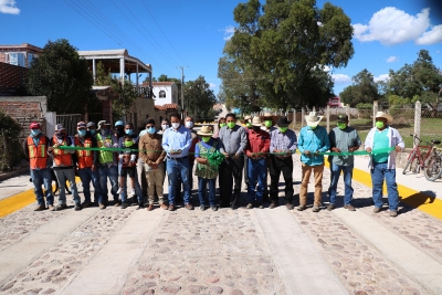 Iberdrola realiza obra de pavimentación de primera etapa en calle principal de San Pedro de Almoloyan y barda en escuela primaria de Ojo de Agua de San Miguel