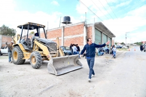 Adrián Hernández Alejandri , Alcalde Dolorense realiza, Supervisión de Pavimentación de calle en la Comunidad San Martin de Terreros.