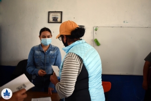 Administración municipal de Ocampo hace entrega de becas educativas.
