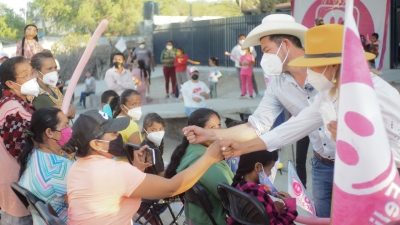 Julio González y equipo de la Carita Feliz hace presencia en comunidades La Venta y Tequisquiapan
