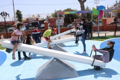 Gobernador y Presidente  Municipal Entregan Nuevos Juegos Infantiles en el Parque &quot;La Alameda&quot;