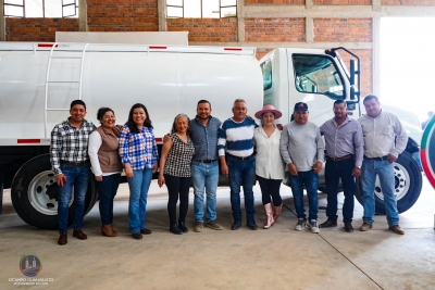 En ocampo el SAPAO recibe una pipa ,para eficientizar su trabajo.