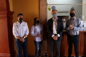 Presidente Municipal Miguel Ángel Rayas Ortiz y el Secretario de Turismo del Estado José Luis Álvarez, Entregan Distintivos Guanajuato Seguro a Comerciantes y Empresarios Dolorenses
