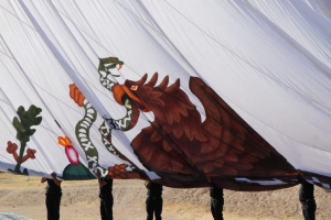 AUTORIDADES MUNICIPALES IZAN BANDERA MONUMENTAL