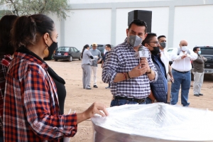 Presidente Municipal  Entrega Apoyos a Grupos de Apicultores