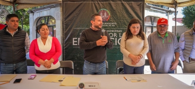 Autoridades municipales  entregan  432 becas en Ocampo