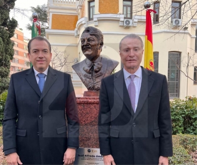 Develan busto de Jose Alfredo Jimenez, en España.