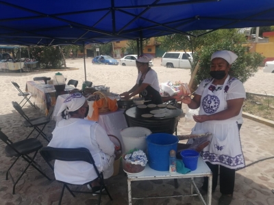 Cocineras tradicionales del Llanito en Dolores,  te esperan a comer en el Llanito