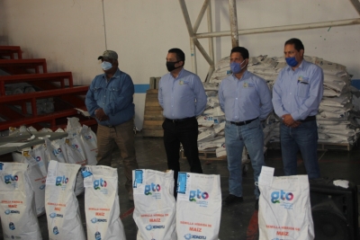 Alcalde Diego Leyva  entrega  bultos de semilla de maíz a productores SanDieguenses