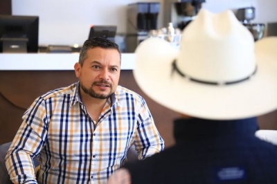 Ocampo el secretario de la SDAyR entabla dialogo con el alcalde