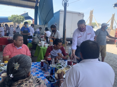 Ferro visita la placita de los martes en SMA,  dialoga de frente con la gente.