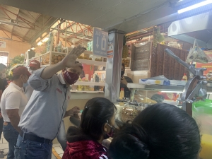 Ricardo Ferro Baeza se comprometió con los locatarios del Mercado Ignacio Ramírez a trabajar por los pequeños y medianos negocios del centro histórico y por la movilidad en la zona.