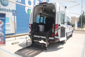 RECIBE DIF MUNICIPAL UNIDAD DE TRANSPORTE PÚBLICO PARA PERSONAS CON DISCAPACIDAD Y LASER PARA TERAPIA FÍSICA