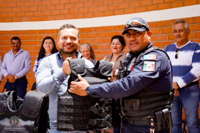 Ocampo: El municipio refuerza la seguridad al entregar equipo policial.