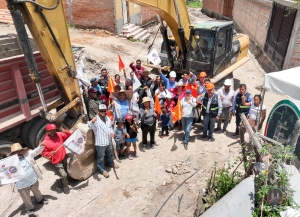 Pavimentan calle en la San Juan Bosco con apoyo del municipio y migrantes