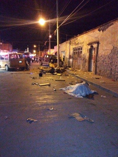 En San Felipe,  camioneta embiste a vendedor de Hot Dogs, muere al instante, su esposa quedo con lesiones graves.
